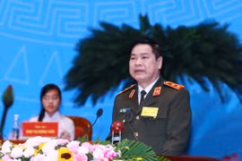 Trung tướng Nguyễn Xuân Mười, Phó Chủ nhiệm Tổng cục Chính trị, Bộ Công an trình bày tham luận. (Ảnh: TTXVN)