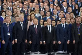 Tổng thống Nga Vladimir Putin (thứ ba trái) và Thủ tướng Nga Dmitry Medvedev (giữa) tại phiên họp của Đảng Nước Nga Thống nhất ở Moskva ngày 23/12. (Ảnh: AFP/TTXVN)