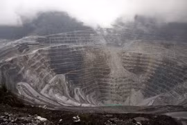 Quang cảnh khu mỏ Grasberg ở Papua, Indonesia. (Ảnh: AFP/TTXVN)