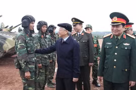 Tổng Bí thư Nguyễn Phú Trọng, Bí thư Quân ủy Trung ương với cán bộ, chiến sỹ tham gia huấn luyện, sẵn sàng chiến đấu. (Ảnh TTXVN phát)