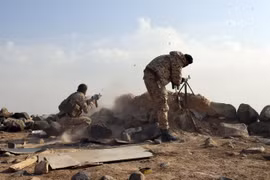 Các lực lượng Syria tại khu vực Sawwan, phía nam Khanasser, khi đang trên đường tiến về khu vực phiến quân kiểm soát tại Idlib ngày 19/11 vừa qua. (Ảnh: AFP/TTXVN)