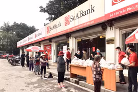 Người có hoàn cảnh khó khăn nhận nhu yếu phầm từ SeABank. (Ảnh: CTV)