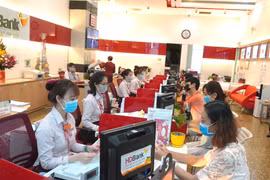 Giao dịch tại HDBank. (Ảnh: CTV/Vietnam+)