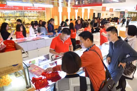 Giao dịch vàng tại các doanh nghiệp. (Ảnh: PV/Vietnam+)