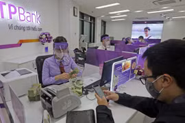 Giao dịch tại TPBank. (Ảnh: Trần Việt/TTXVN)