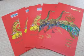 Lì xì luôn là nét đẹp truyền thống mỗi khi Tết đến. (Ảnh: T.H/Vietnam+)