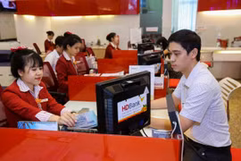 Giao dịch tại HDBank. (Ảnh: CTV/Vietnam+)