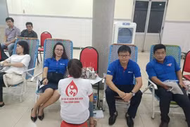 Cán bộ BIDV hiến máu tình nguyện trong chương trình "Hành trình Đỏ năm 2020". (Ảnh: CTV/Vietnam+)