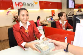 Giao dịch tại HDBank. (Ảnh: CTV/Vietnam+)