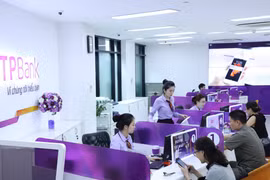 Giao dịch tại TPBank. (Ảnh: CTV/Vietnam+)