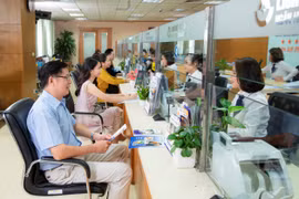 Giao dịch tại LienVietPostBank. (Ảnh: CTV/Vietnam+)