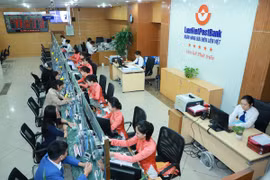 Giao dịch tại LienVietPostBank. (Ảnh: CTV/Vietnam+)