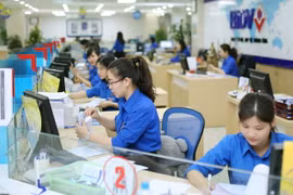 Giao dịch tại BIDV. (Ảnh: Vietnam+)