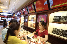 Giao dịch vàng tại Bảo Tín Minh Châu. (Ảnh: PV/Vietnam+)