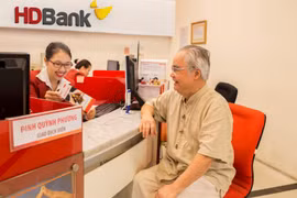 Giao dịch tại HDBank. (Ảnh: CTV/Vietnam+)
