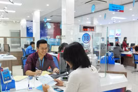 Giao dịch tại ngân hàng. (Ảnh: CTV/Vietnam+)