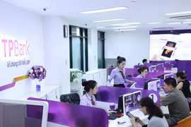 Giao dịch tại TPBank. (Ảnh: CTV/Vietnam+)