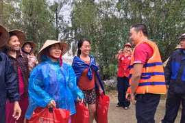 Đại diện Agribank trao quà cho bà con. (Ảnh: CTV/Vietnam+)