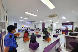 Mỗi khách hàng đến gioa dịch tại TPBank giữ khoảng cách tối thiểu 2m. (Ảnh: CTV/Vietnam+)