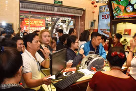 Giao dịch vàng tại các doanh nghiệp. (Ảnh: PV/Vietnam+)