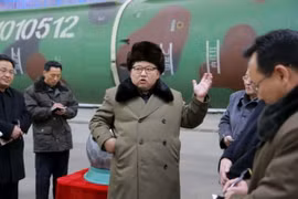 Nhà lãnh đạo Triều Tiên Kim Jong Un (giữa) gặp các nhà khoa học và kỹ sư nghiên cứu trong lĩnh vực hạt nhân tại Bình Nhưỡng ngày 9/3. (Nguồn: KCNA/TTXVN)