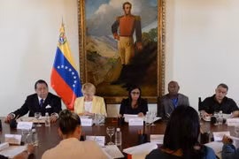 Ngoại trưởng Venezuela Delcy Rodriguez (giữa, phía xa) và các thành viên Ủy ban tìm kiếm sự thật và pháp lý trong một cuộc họp tại Caracas ngày 2/12. (Nguồn: AFP/TTXVN) 