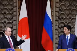 Tổng thống Nga Vladimir Putin (trái) và Thủ tướng Nhật Bản Shinzo Abe (phải) trong cuộc họp báo ở Tokyo ngày 16/12. (Nguồn: AP/TTXVN) 
