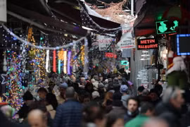 Người dân mua sắm tại một khu chợ ở Istanbul, Thổ Nhĩ Kỳ ngày 8/12. (Nguồn: EPA/TTXVN) 