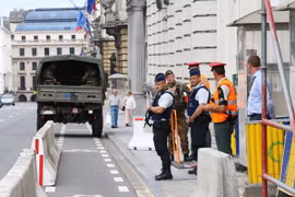 Cảnh sát Bỉ gác bên ngoài văn phòng Thủ tướng ở Brussels ngày 7/8. (Nguồn: AFP/TTXVN) 