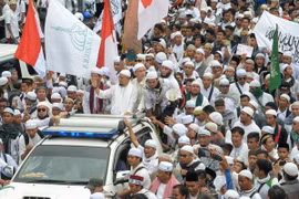 Người Hồi giáo biểu tình phản đối thị trưởng Jakarta Basuki Tjahaja Purnama tại Jakarta ngày 4/11. (Nguồn: AFP/TTXVN)