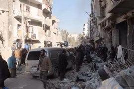 Người dân Syria đợi sơ tán khỏi Aleppo ngày 15/12. (Nguồn: EPA/TTXVN) 