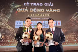 Cầu thủ Nguyễn Văn Quyết (đội Hà Nội FC) - Quả bóng Vàng Nam Việt Nam 2022 (bên phải); cầu thủ Huỳnh Như (đội Thành phố Hồ Chí Minh) - Quả bóng Vàng Nữ Việt Nam 2022 (giữa) và thủ môn Hồ Văn Ý (đội tuyển quốc gia) - Quả bóng Vàng Futsal Việt Nam năm 2022 