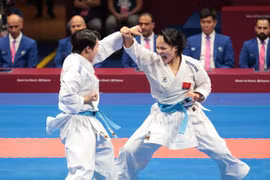 Bài thi của các võ sỹ Việt Nam trong trận Chung kết nội dung Kata đồng đội Nữ tại ASIAD 2023. (Ảnh: Hoàng Linh/TTXVN)
