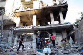Tòa nhà bị phá hủy sau một cuộc không kích của Israel xuống thành phố Rafah ở Dải Gaza. (Ảnh: THX/TTXVN)
