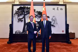 Chủ tịch nước Võ Văn Thưởng và Ủy viên trưởng Nhân đại Toàn quốc Trung Quốc Triệu Lạc Tế trong cuộc gặp tại Bắc Kinh. (Ảnh: Dương Trung Cường/TTXVN)