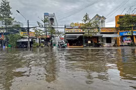 Nhiều tuyến đường nội ô thành phố Cà Mau tiếp tục chịu ngập lụt ở độ sâu từ 15-45cm. (Ảnh: Huỳnh Anh/TTXVN)