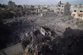 Tòa nhà bị phá hủy sau một cuộc không kích của Israel xuống thành phố Khan Younis ở Dải Gaza. Ảnh: THX/TTXVN)