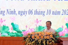Quyền Chủ tịch UBND tỉnh Quảng Ninh Cao Tường Huy thông tin tại Hội nghị. (Ảnh: Thanh Vân/TTXVN)