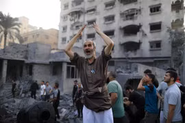 Người dân bị mất nhà cửa sau cuộc không kích của Israel xuống Dải Gaza ở Khan Younis. (Ảnh: THX/TTXVN)