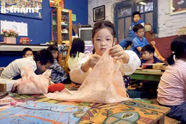Các bạn nhỏ đang tham gia buổi workshop “Quà xinh từ đôi tay khéo” nhân ngày 8/3.