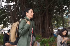 Nữ du khách người Tây Ban Nha du lịch một mình tại Hà Nội.