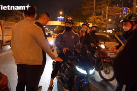 Xuyên đêm theo chân tổ công tác 141 hoá trang xử lý 'quái xế'.