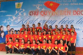 Học sinh Hà Nội xếp hình Tổ quốc, hướng về biển đảo 