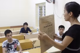Thí sinh kiểm tra bao đựng đề thi trước khi bóc trong kỳ thi tuyển sinh 2013. (Ảnh: Minh Quyết/TTXVN)