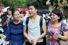 Sợ nắng nóng, tắc đường, sỹ tử khăn gói lên Thủ đô sớm 