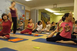 Các học viên của trung tâm Ad Yoga trong một buổi tập luyện. (Ảnh: Tuyết Mai/Vietnam+)