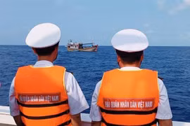 Lực lượng Hải quân hỗ trợ tàu cá của ngư dân đánh bắt an toàn. (Ảnh: TTXVN phát)