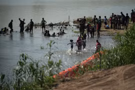 Hàng rào bằng phao trên sông Rio Grande. (Nguồn: AP)
