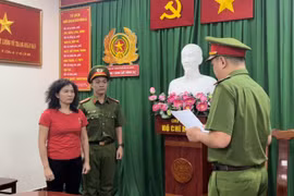 Công an Thành phố Hồ Chí Minh đọc lệnh bắt bị can Đặng Thị Hàn Ni tối 25/2. (Ảnh: Công an TP. Hồ Chí Minh cung cấp)