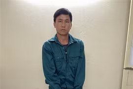 Đối tượng cùng tang vật. (Ảnh: TTXVN phát)